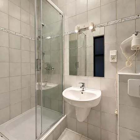 Centrum Konferencyjno-apartamentowe Mrówka 3* Varsovia
