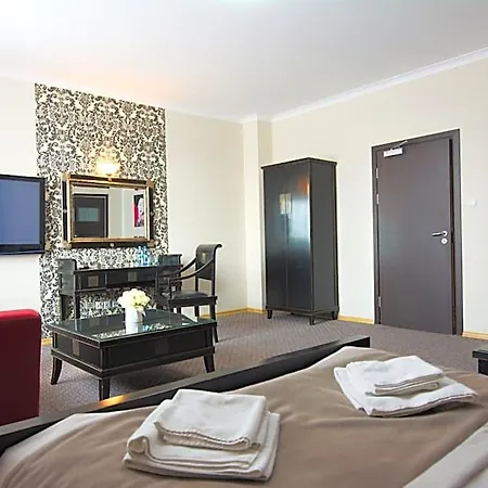 홀리데이파크 Centrum Konferencyjno-apartamentowe Mrowka 바르샤바