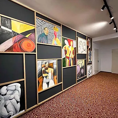 Centrum Konferencyjno-apartamentowe Mrowka 홀리데이파크 바르샤바