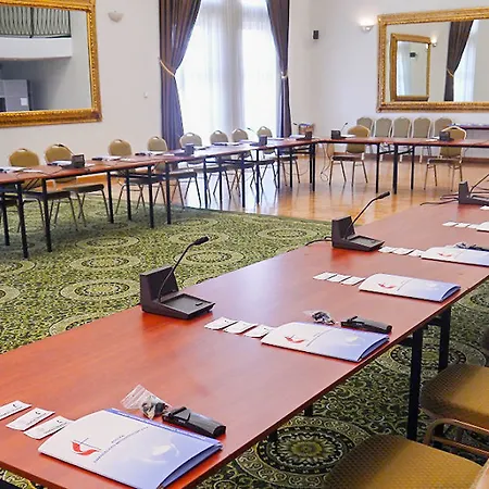 Centrum Konferencyjno-apartamentowe Mrowka Tatil parkı Varşova
