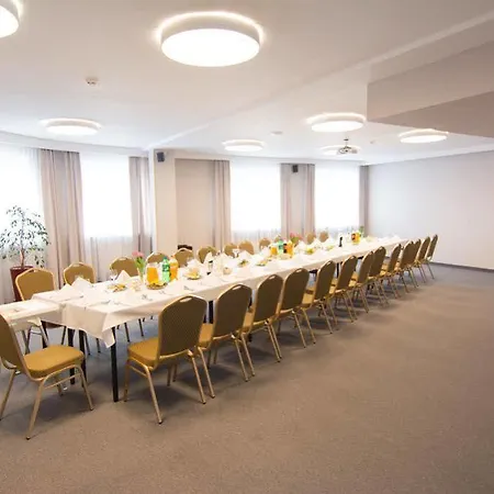Centrum Konferencyjno-apartamentowe Mrowka 3* Varşova