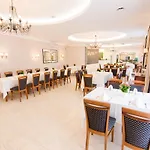 Centrum Konferencyjno-apartamentowe Mrowka База отдыха 3*
